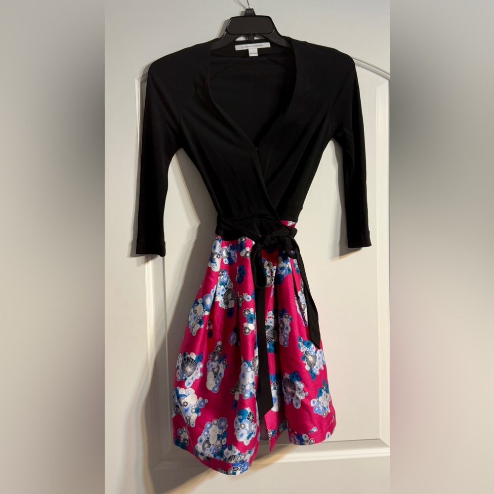 Diane von Furstenberg Wrap Dress Women Size 2 Pink Black Floral Wool Silk‎